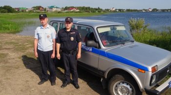 Сотрудники отделения полиции по Каргопольскому муниципальному округу ОМВД России «Няндомский» вместе с местными жителями спасли двух тонувших детей