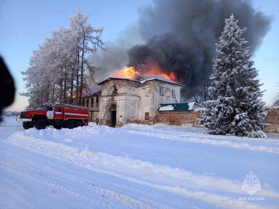 Пожарно-спасательные подразделения выехали на пожар в Каргопольском МО